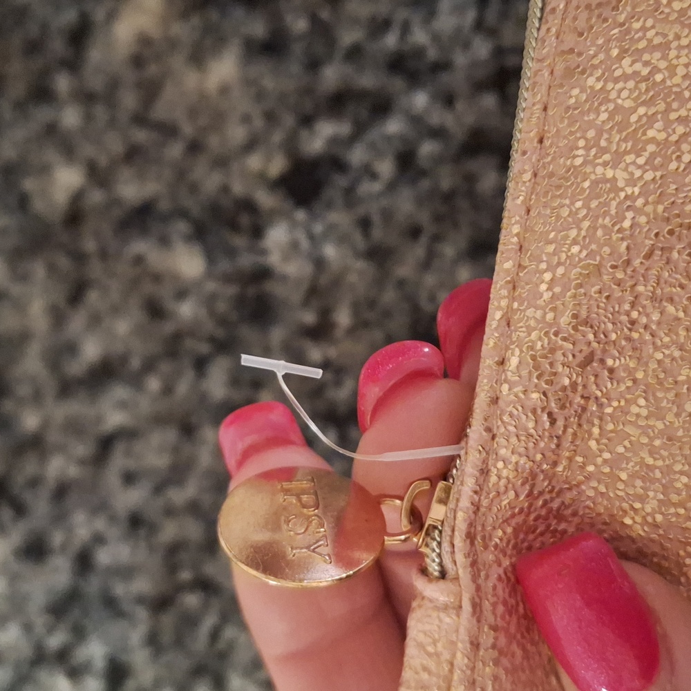 BUYERS GIVAWAY!  Pink Metallic Bag, Brush Set, Lip Gloss &  Elf Bronzer! - Picture 2 of 8